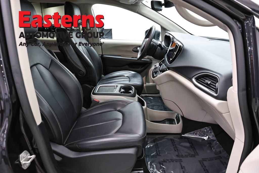Used 2023 Chrysler Pacifica Touring-L FWD image 24