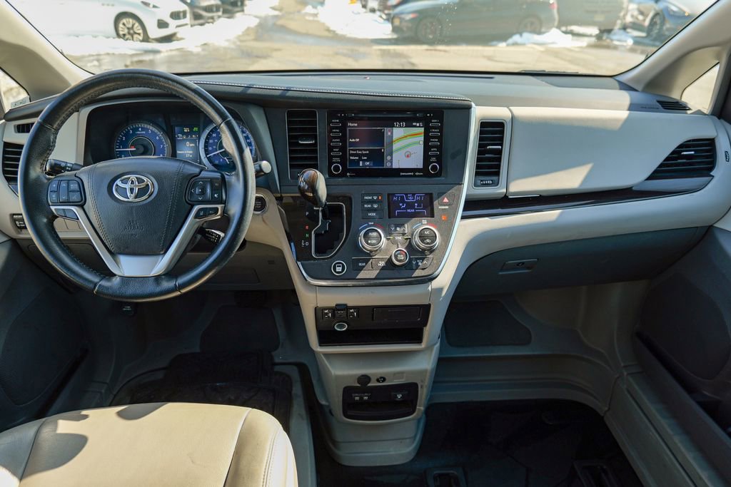 Used 2018 Toyota Sienna XLE w/ XLE Navigation Package FWD image 42