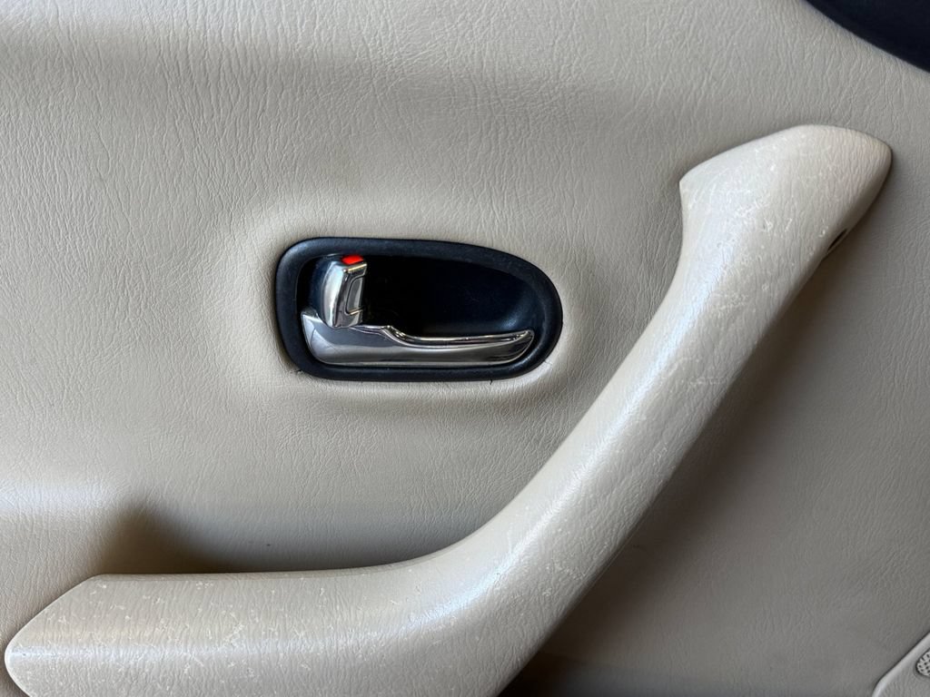 Used 2000 MAZDA MX-5 Miata RWD image 18