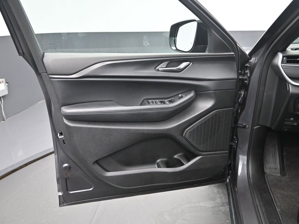 Used 2024 Jeep Grand Cherokee Altitude image 12