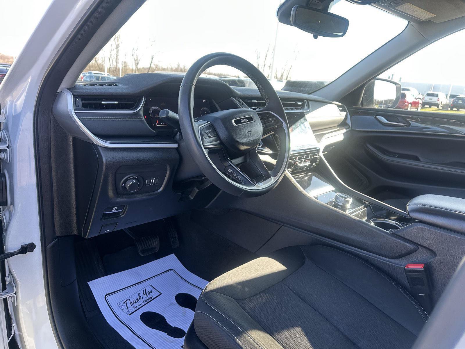 Used 2023 Jeep Grand Cherokee Laredo AWD/4WD image 20