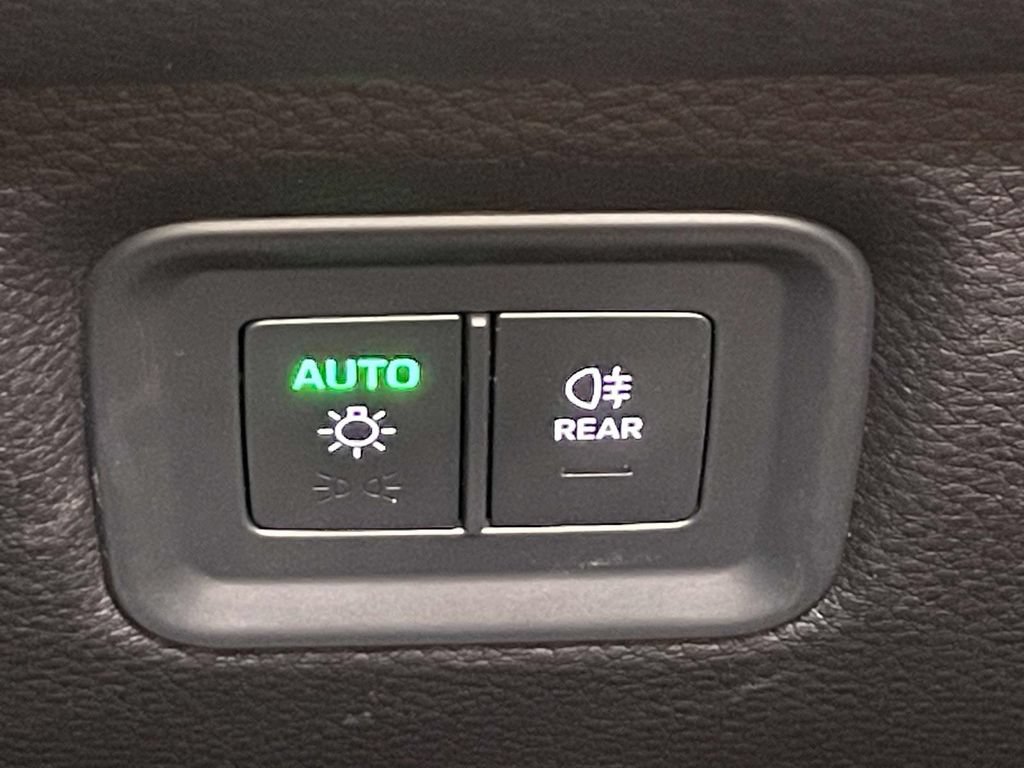Certified 2025 Porsche Cayenne AWD/4WD image 37