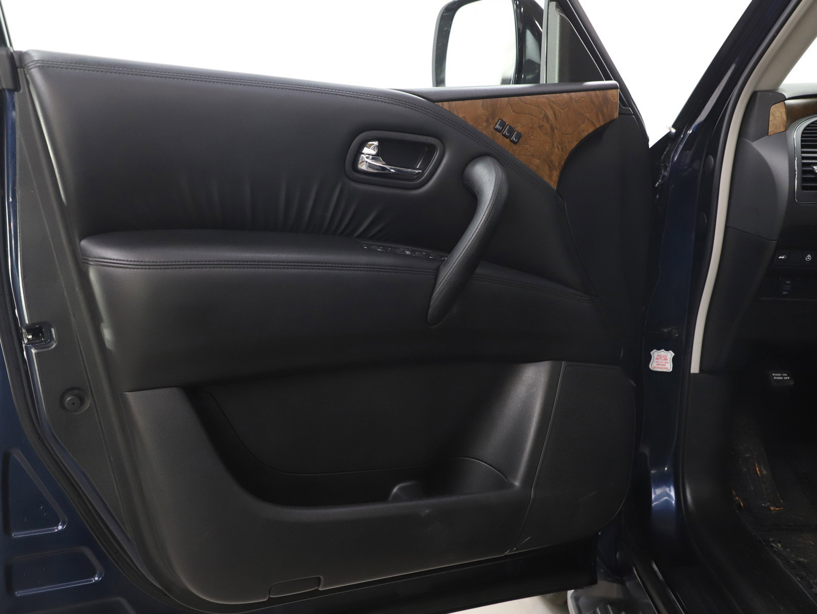 Used 2023 Nissan Armada SL w/ Captain's Chairs Package image 21