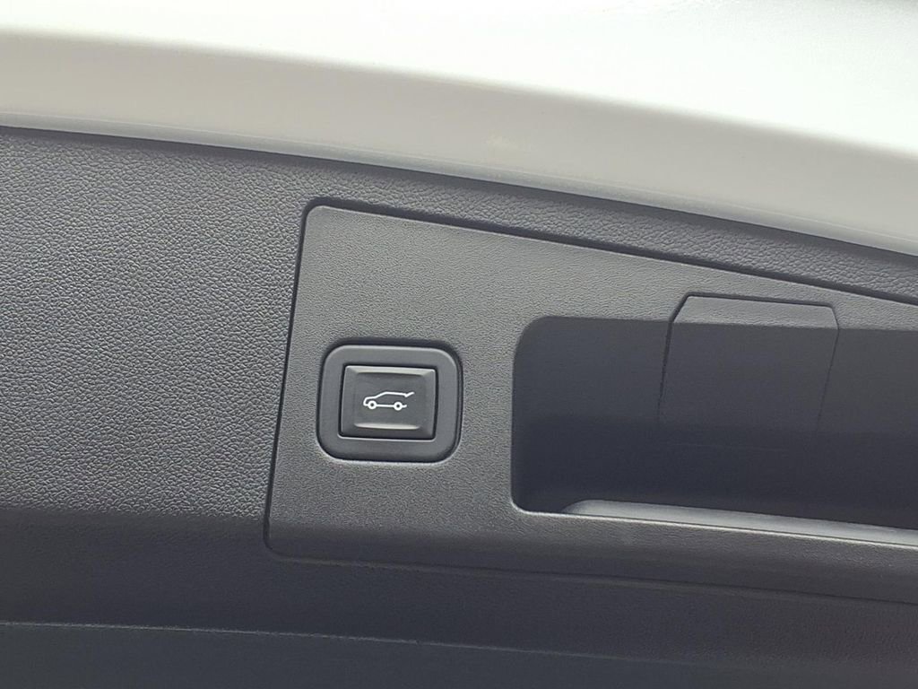 Used 2021 Cadillac XT4 Premium Luxury w/ Cold Weather Package image 23