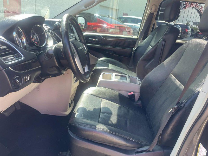Used 2016 Chrysler Town & Country Touring-L image 21