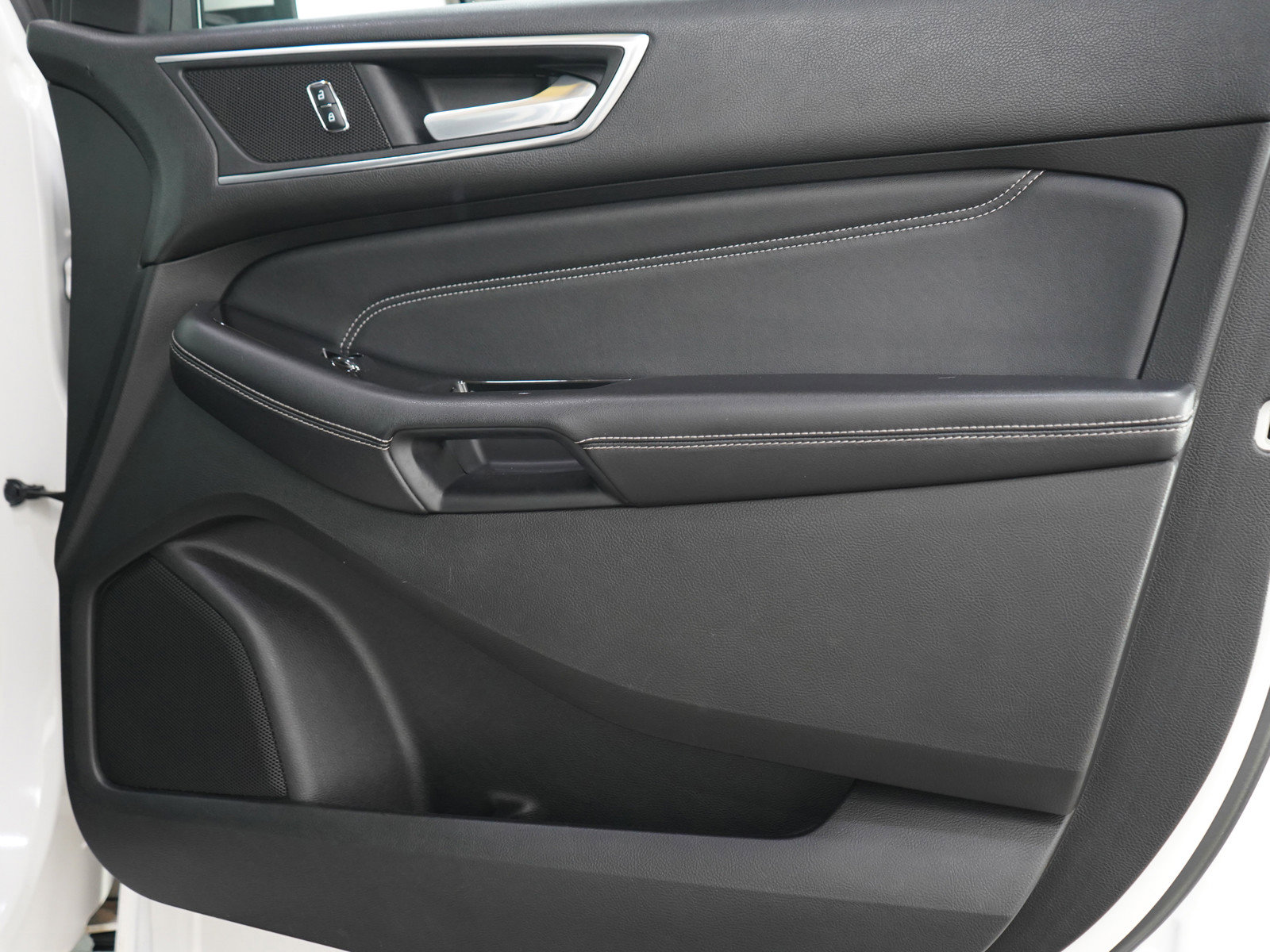 Used 2015 Ford Edge Titanium w/ Equipment Group 302A AWD/4WD image 9