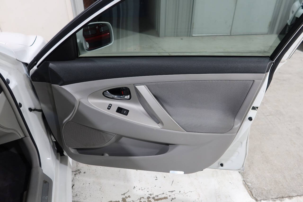 Used 2011 Toyota Camry SE w/ SE Extra-Value Pkg #1 FWD image 28
