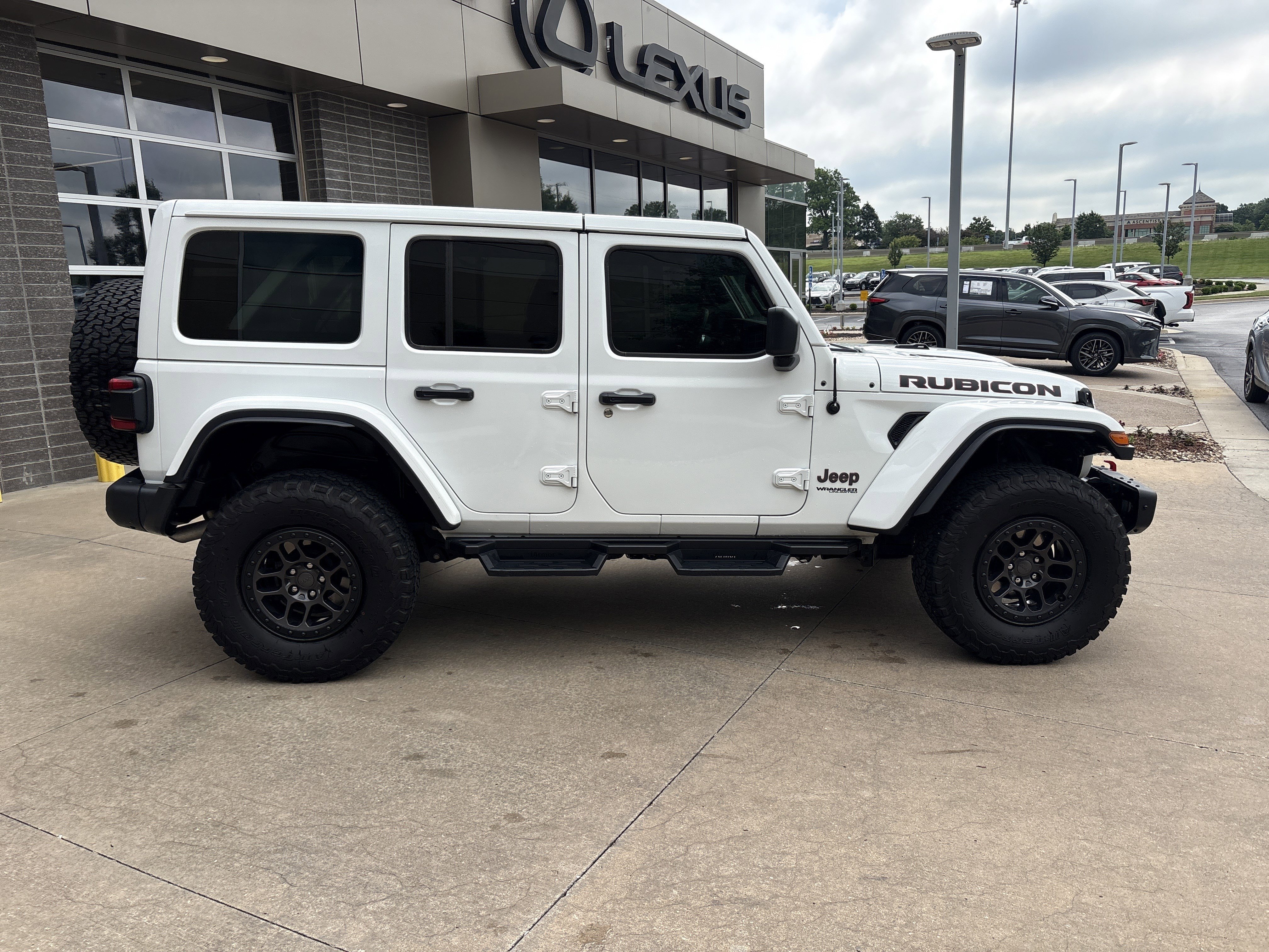 Used 2022 Jeep Wrangler Unlimited Rubicon w/ Xtreme Recon 35" Tire Package AWD/4WD image 11