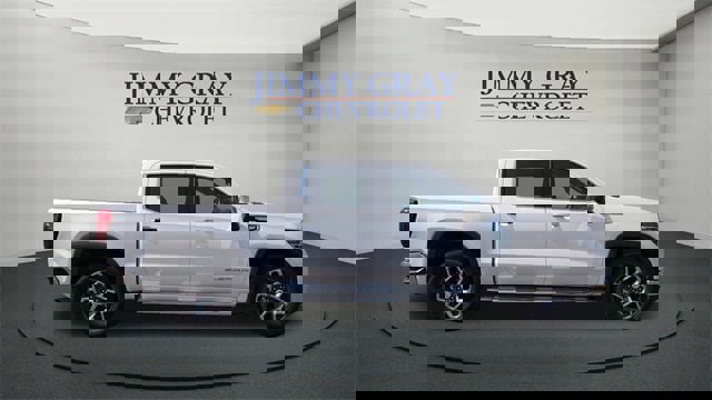 Used 2023 GMC Sierra 1500 SLT image 2