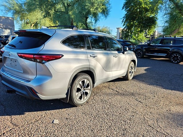 Used 2022 Toyota Highlander XLE FWD image 11