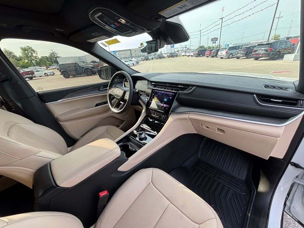 Used 2025 Jeep Grand Cherokee L Limited w/ Luxury Tech Group II image 9