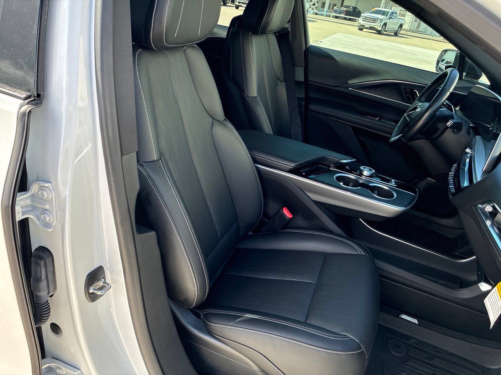 Used 2024 Cadillac Lyriq Luxury w/ LPO, Floor Liner Package AWD/4WD image 13
