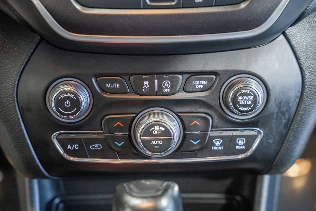 Used 2022 Jeep Cherokee Trailhawk w/ Premium Leather Package AWD/4WD image 25