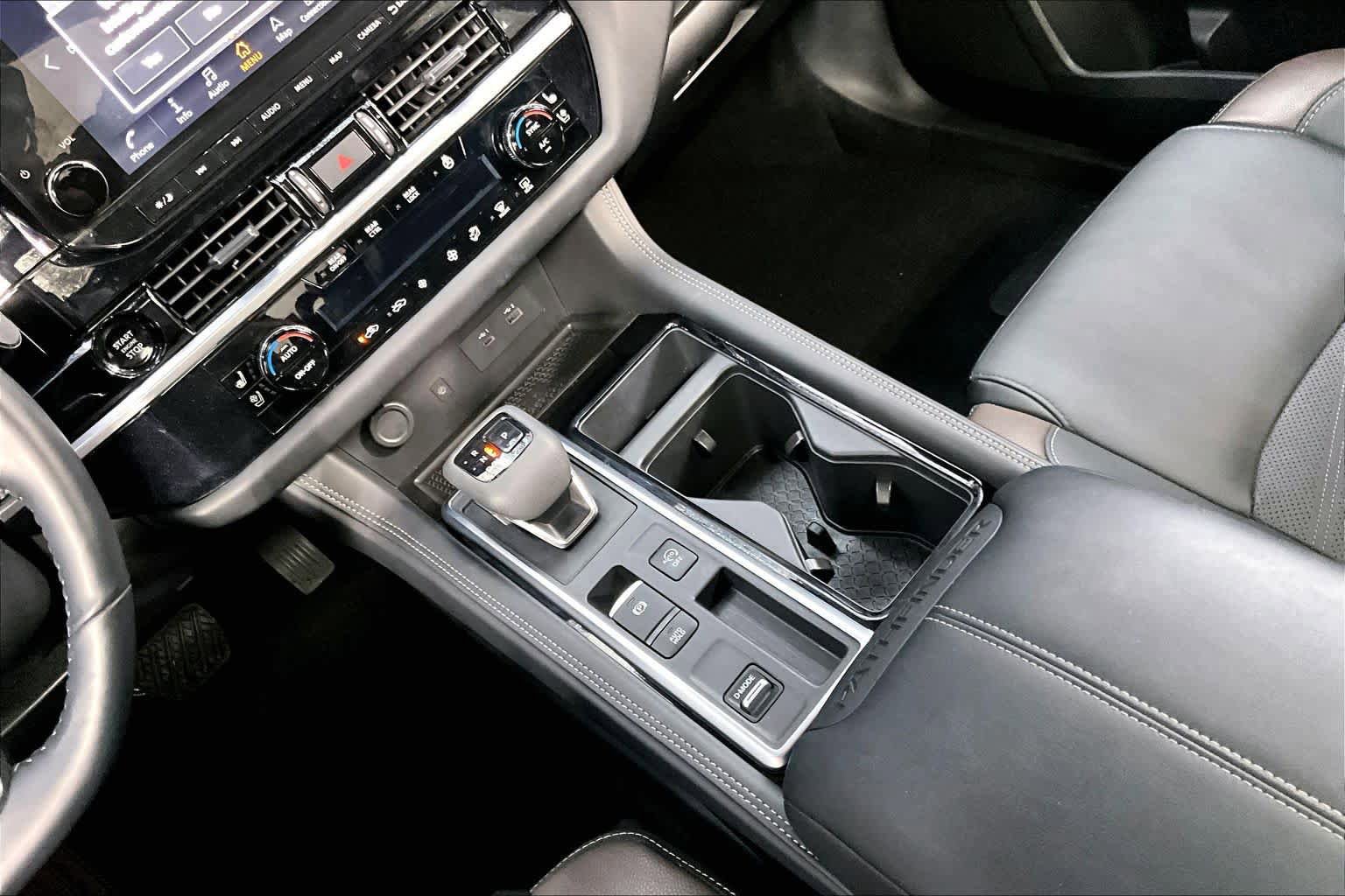 Used 2025 Nissan Pathfinder Platinum FWD image 17