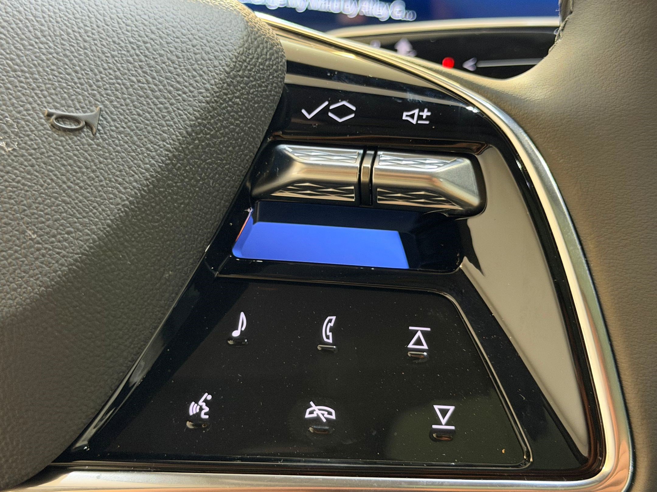 New 2025 Cadillac Optiq Sport 2 w/ LPO, Floor Liner Package image 27