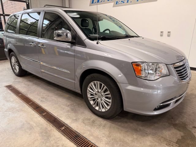 Used 2015 Chrysler Town & Country Touring-L w/ Driver Convenience Group FWD image 2
