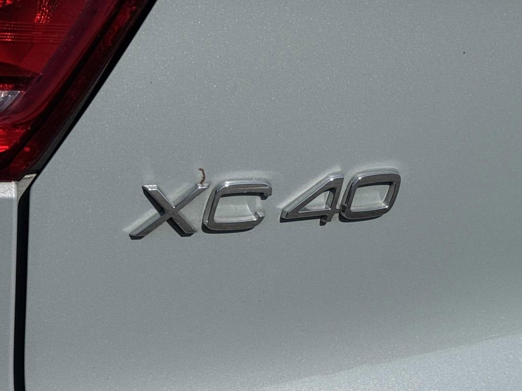 Used 2024 Volvo XC40 B5 Plus image 7