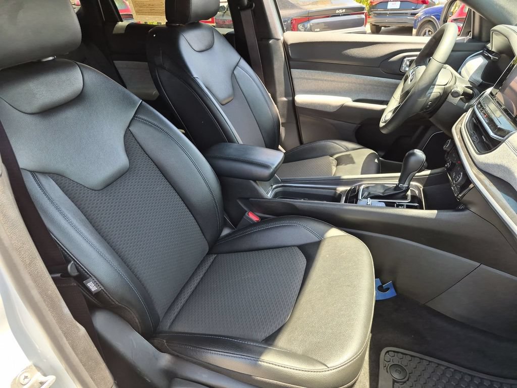 Used 2025 Jeep Compass Latitude w/ Sun & Sound Group AWD/4WD image 31