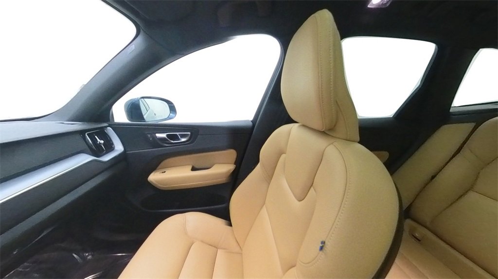 Used 2020 Volvo XC60 T6 Momentum image 31