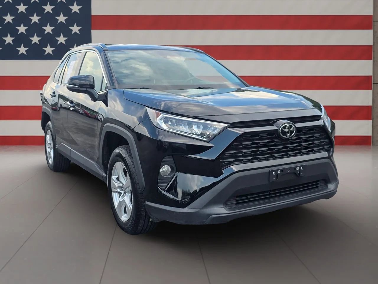 Used 2021 Toyota RAV4 XLE image 1