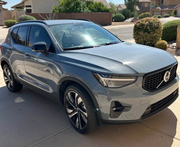 Used 2023 Volvo XC40 B5 Plus w/ Driver Assist Package AWD/4WD image 4