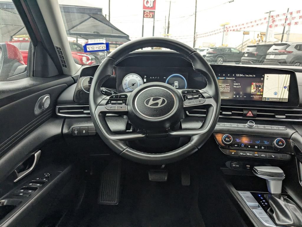 Used 2025 Hyundai Elantra SEL image 16