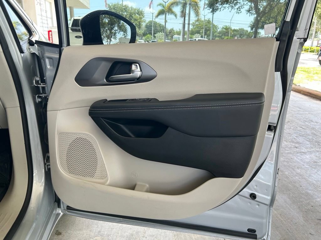 Used 2024 Chrysler Pacifica Touring-L FWD image 25