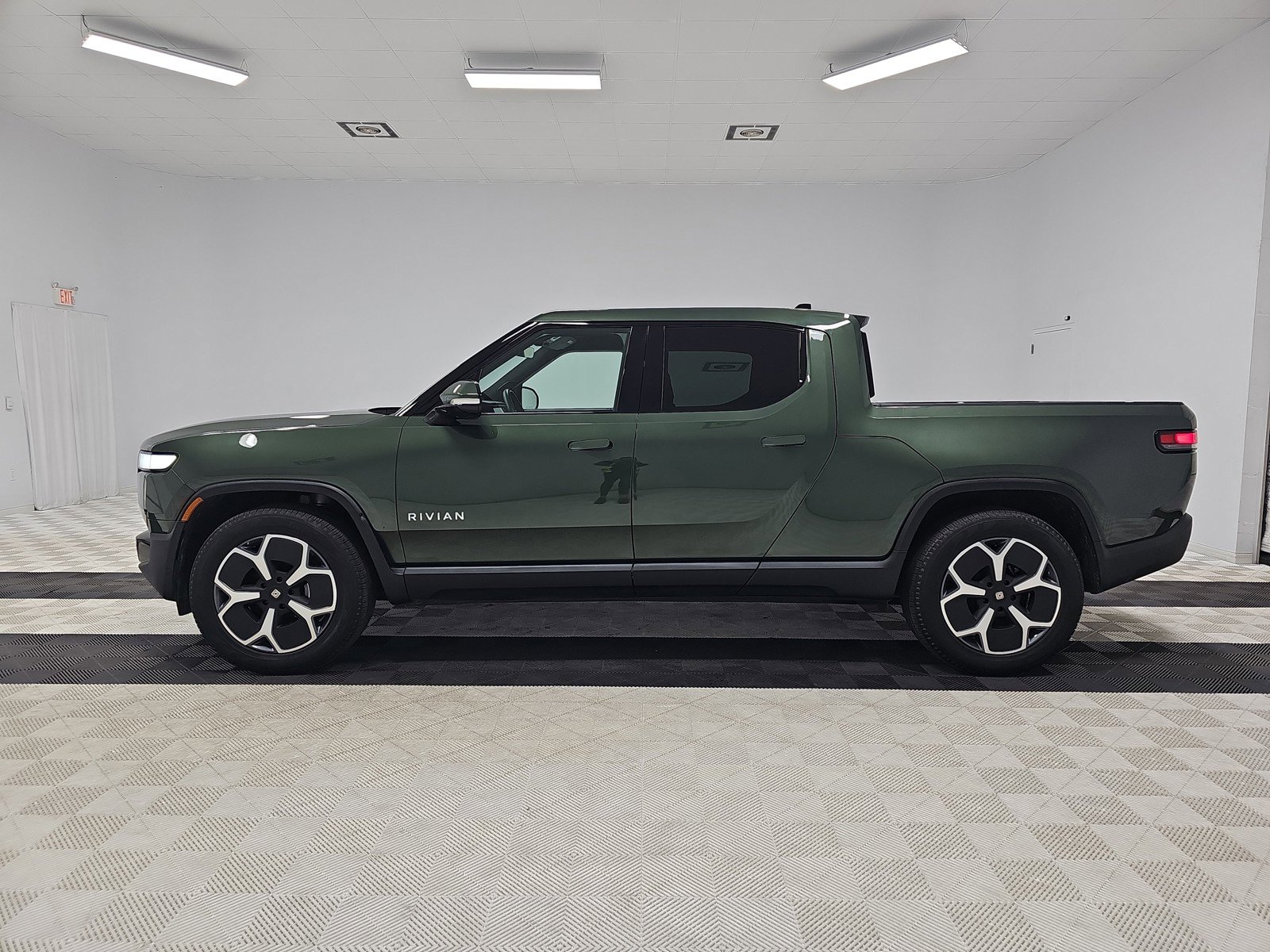 Used 2024 Rivian R1T Adventure AWD/4WD image 2