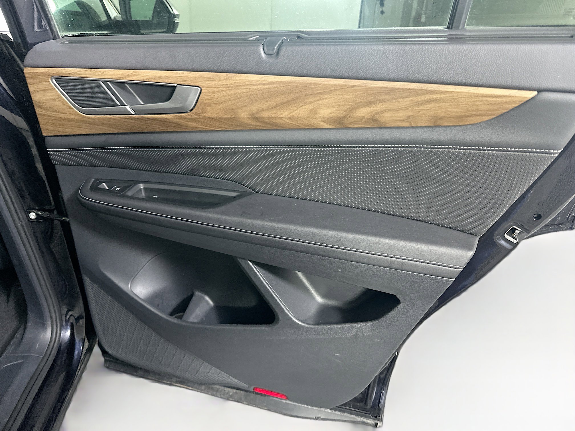 Used 2025 Volkswagen Atlas SE image 31