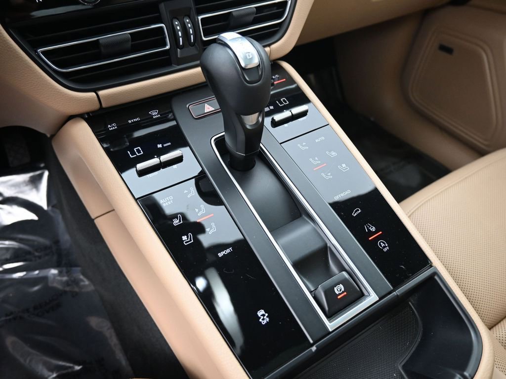Certified 2022 Porsche Macan AWD/4WD image 23