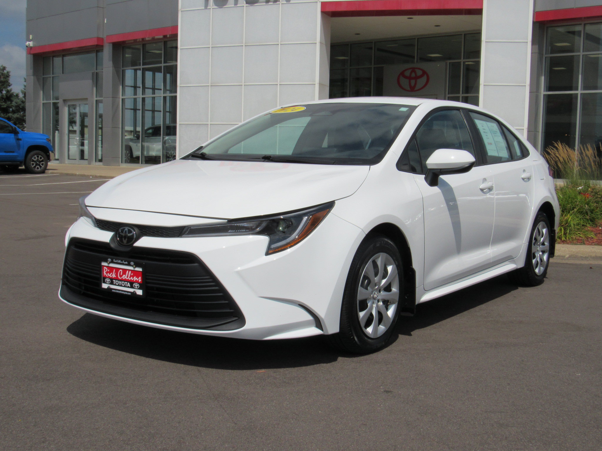 Used 2024 Toyota Corolla LE FWD image 2