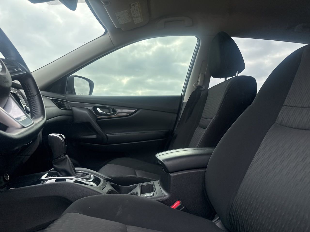 Used 2020 Nissan Rogue SV image 34