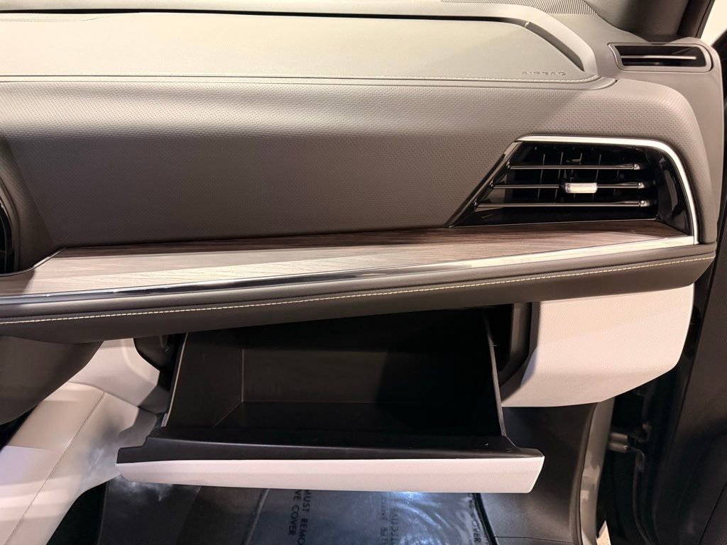 Used 2025 Chevrolet Suburban Premier image 29