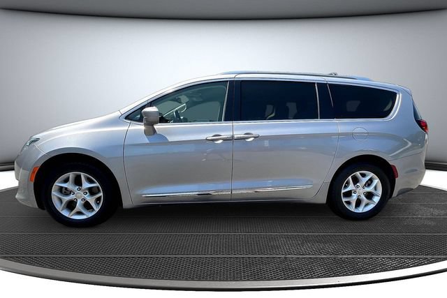 Used 2020 Chrysler Pacifica Touring-L w/ Tire & Wheel Group FWD image 8