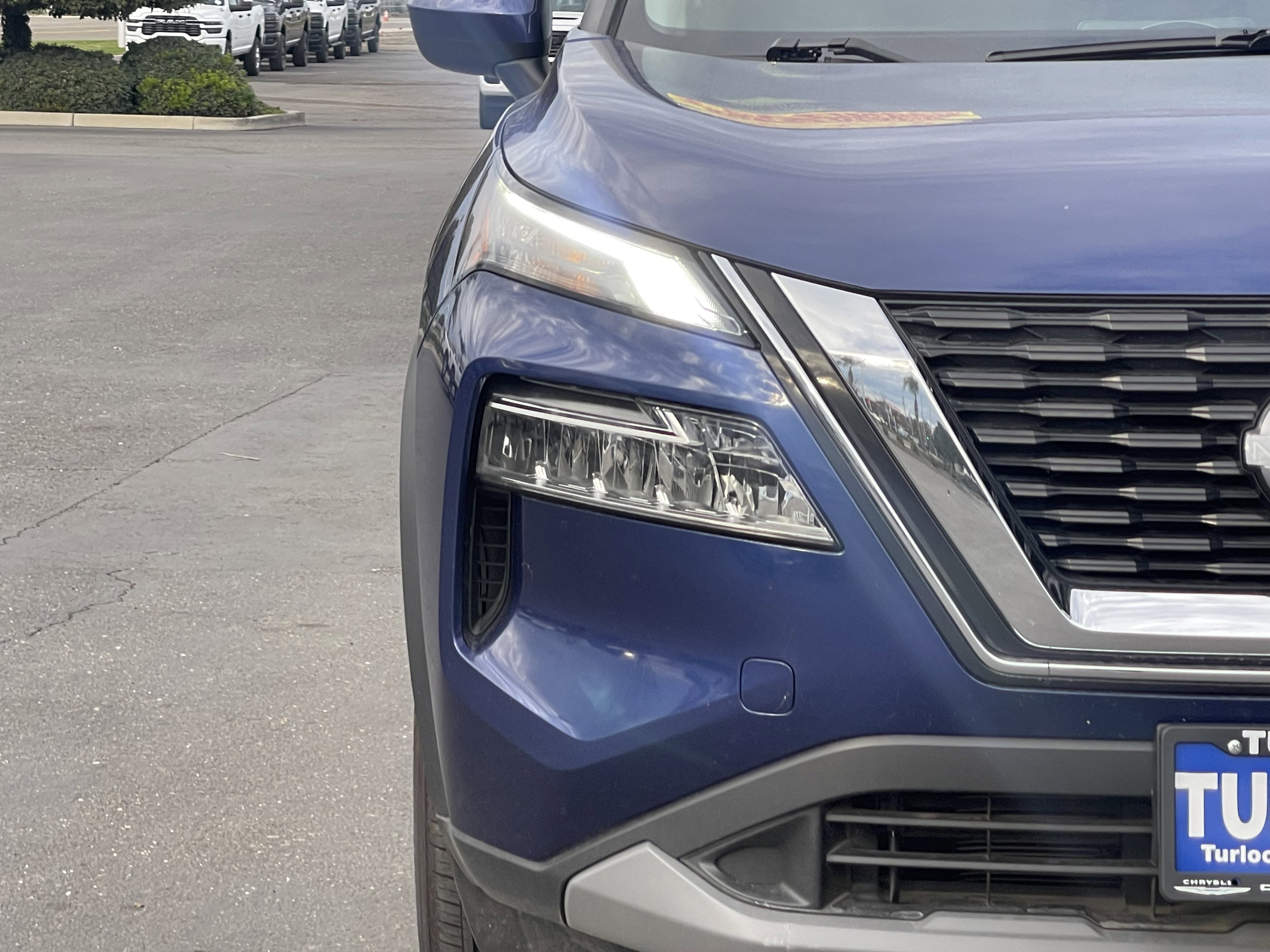 Used 2023 Nissan Rogue SV image 7