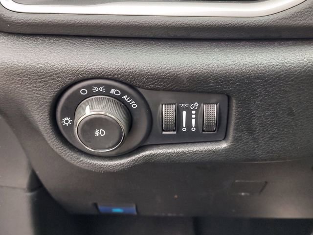 Used 2025 Chrysler Pacifica Select FWD image 23