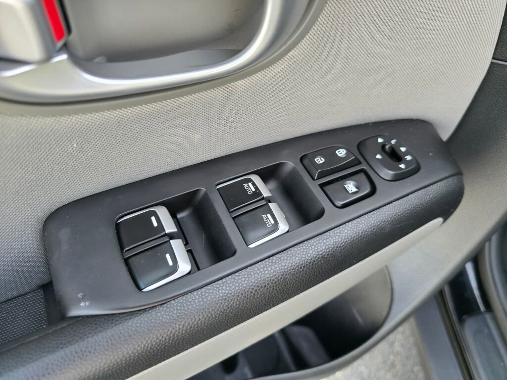 Used 2017 Kia Soul + FWD image 17