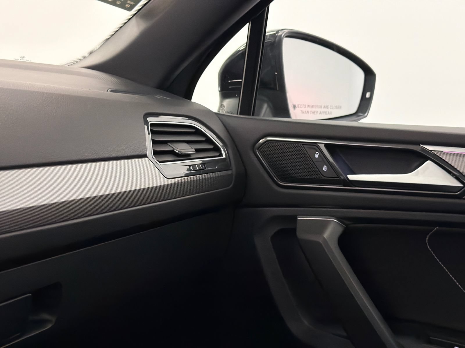 Used 2022 Volkswagen Tiguan SE R-Line FWD image 31