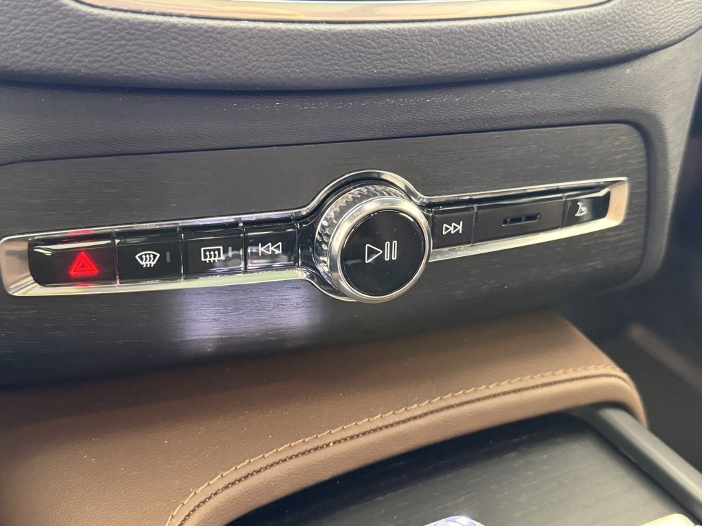 Certified 2024 Volvo XC90 T8 Ultimate w/ Protection Package Premier image 23