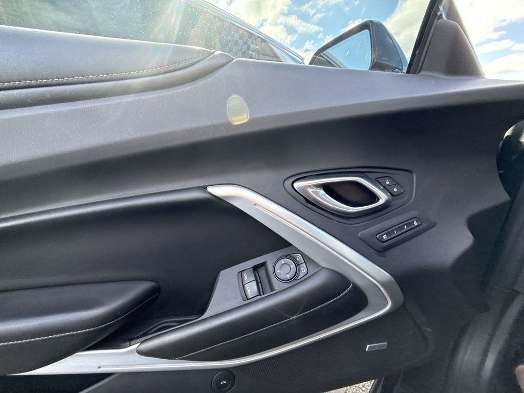 Used 2018 Chevrolet Camaro SS w/ LPO RS/SS Interior Package image 29