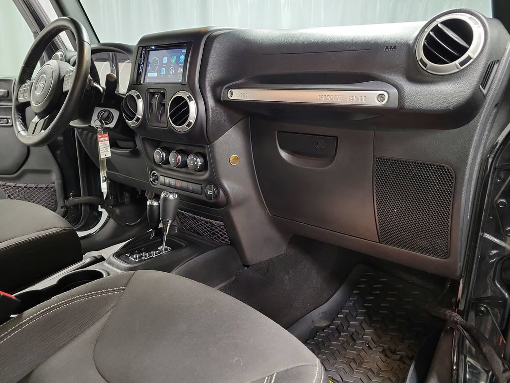 Used 2017 Jeep Wrangler Sahara w/ Connectivity Group AWD/4WD image 30