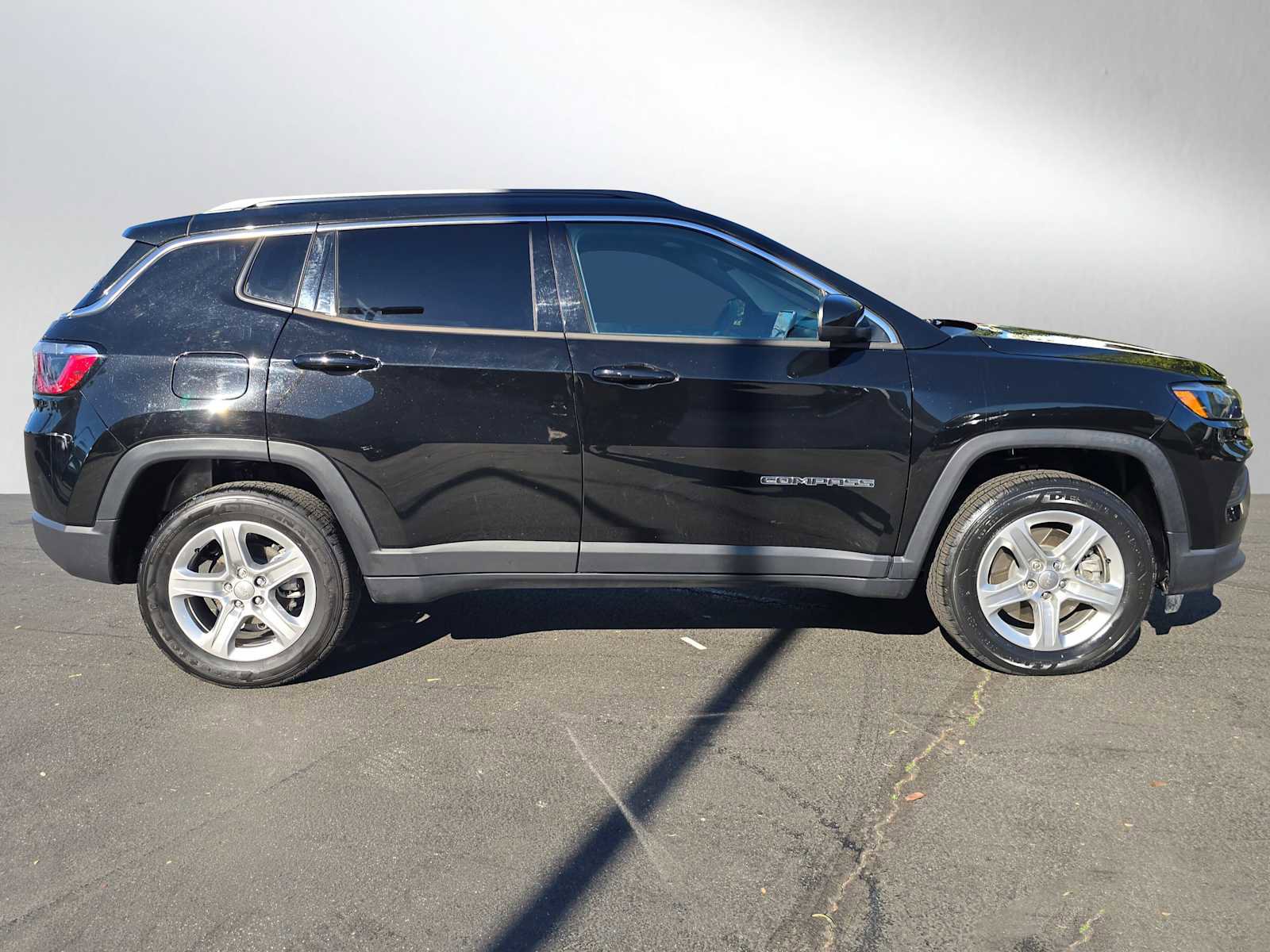 Used 2023 Jeep Compass Latitude image 2