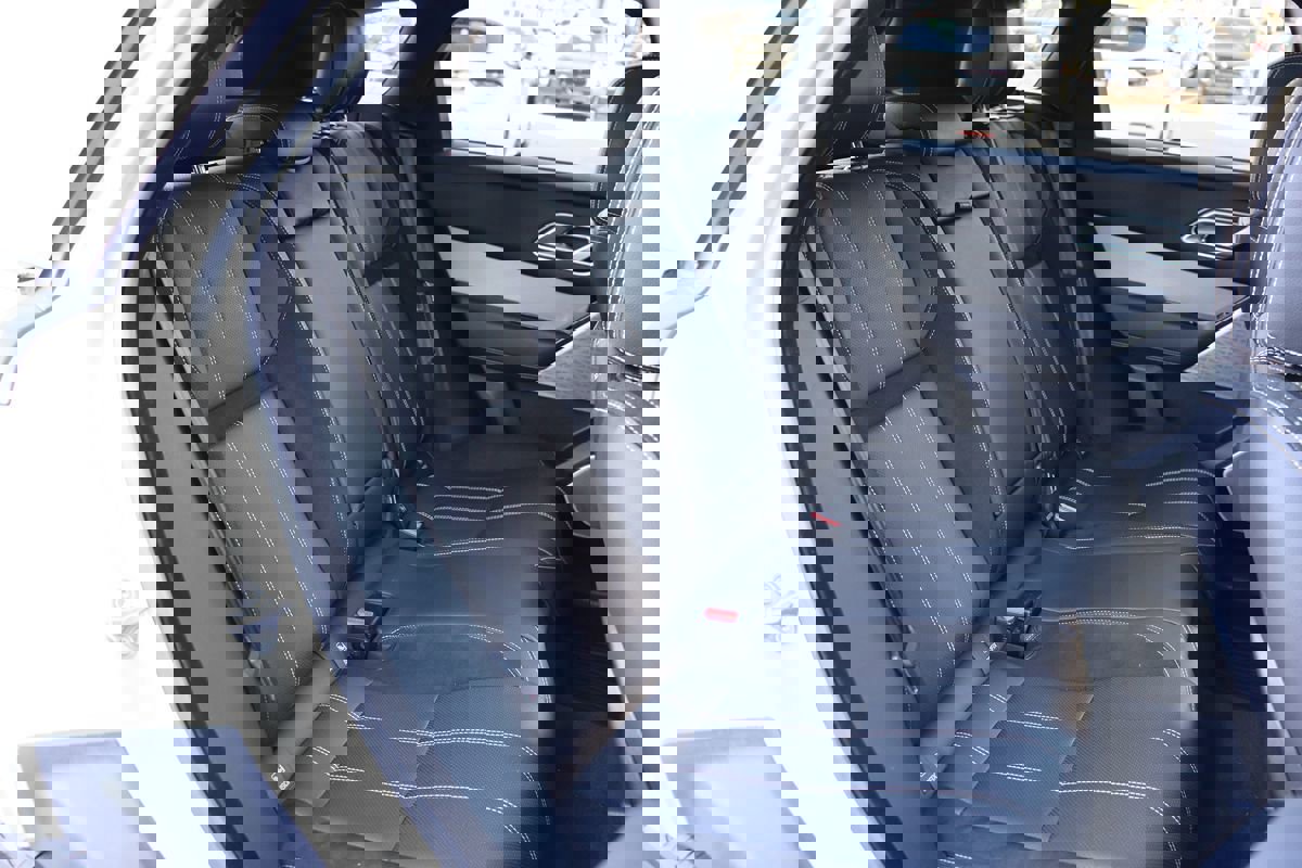 Used 2018 Land Rover Range Rover Velar R-Dynamic SE image 42