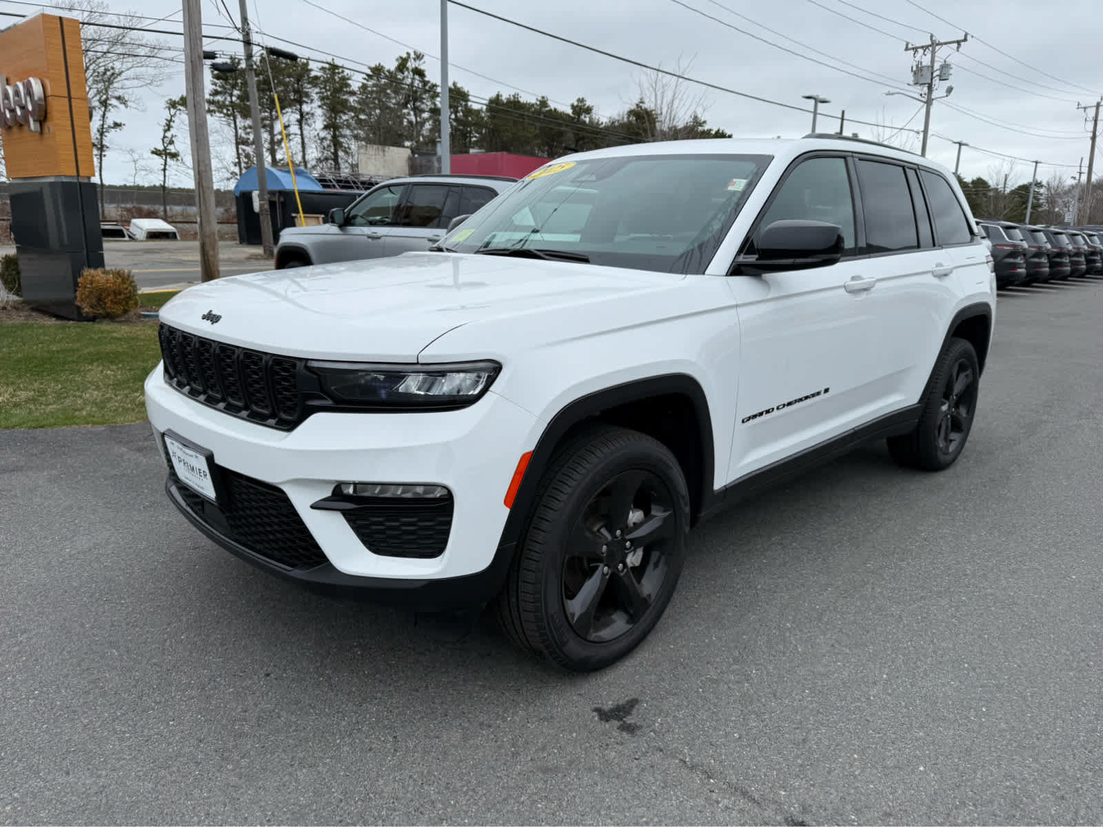Used 2025 Jeep Grand Cherokee Limited w/ Black Appearance Package AWD/4WD image 4