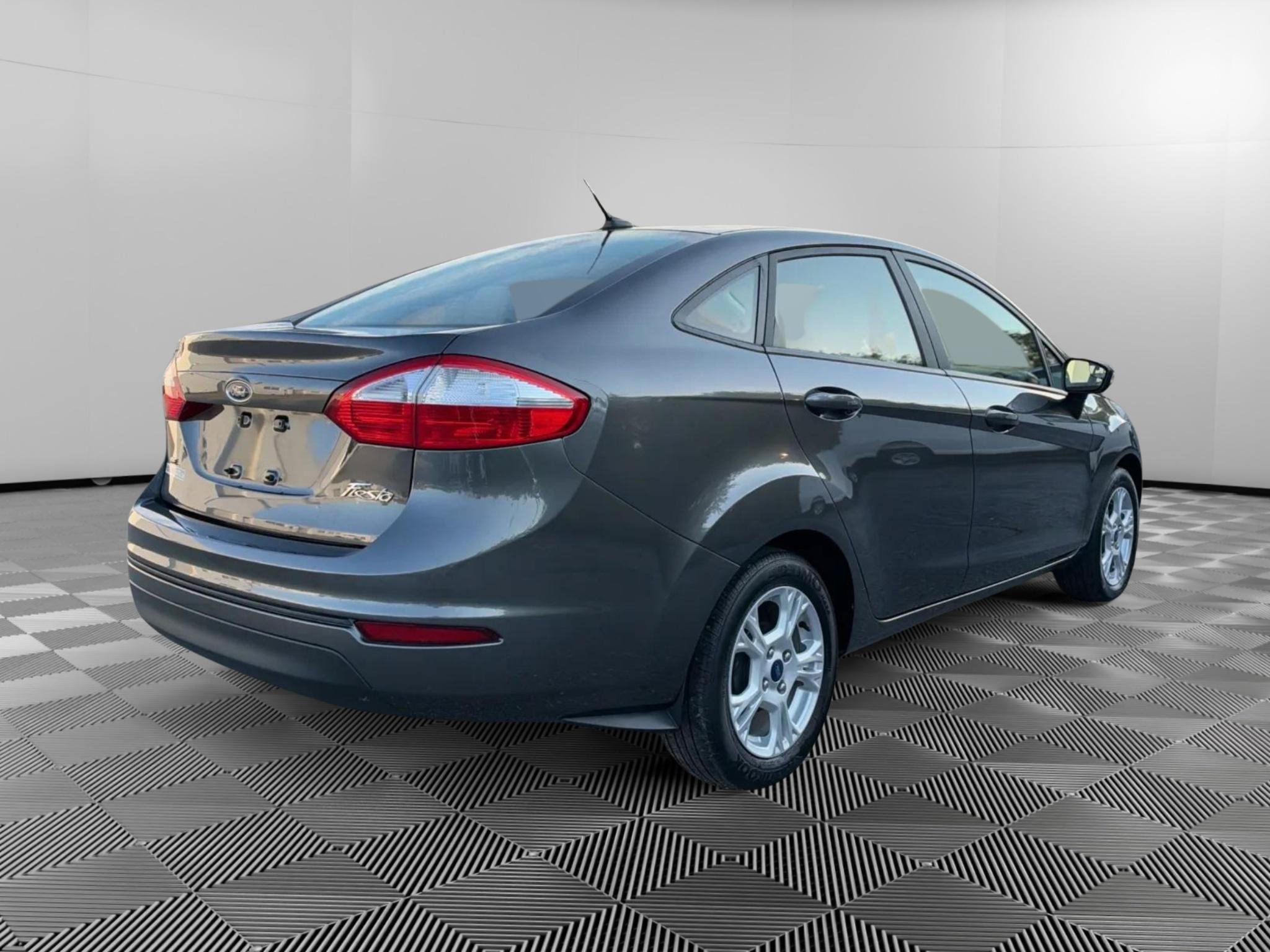 Used 2016 Ford Fiesta SE w/ Cold Weather Package FWD image 4