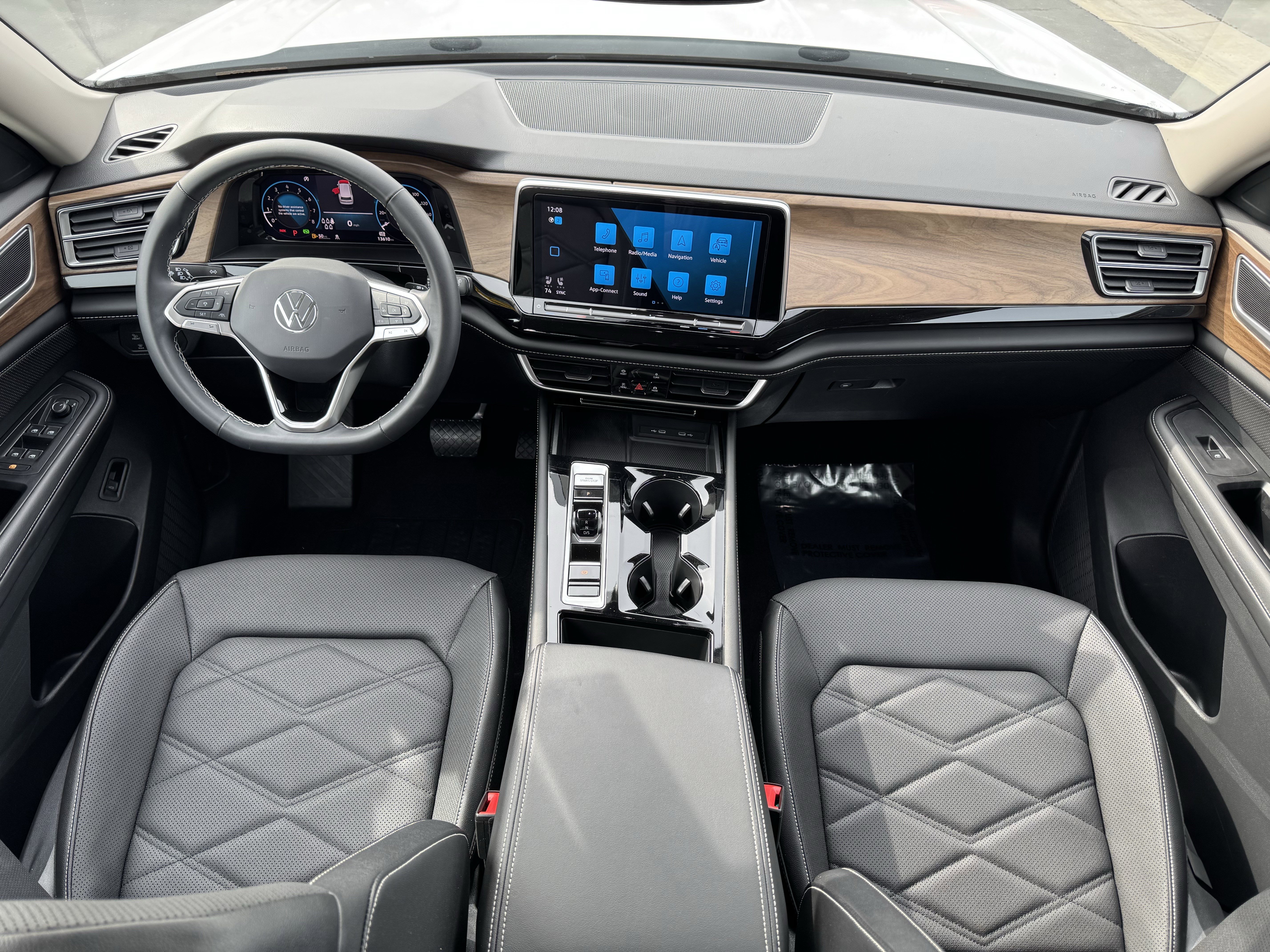 Used 2024 Volkswagen Atlas SE image 31