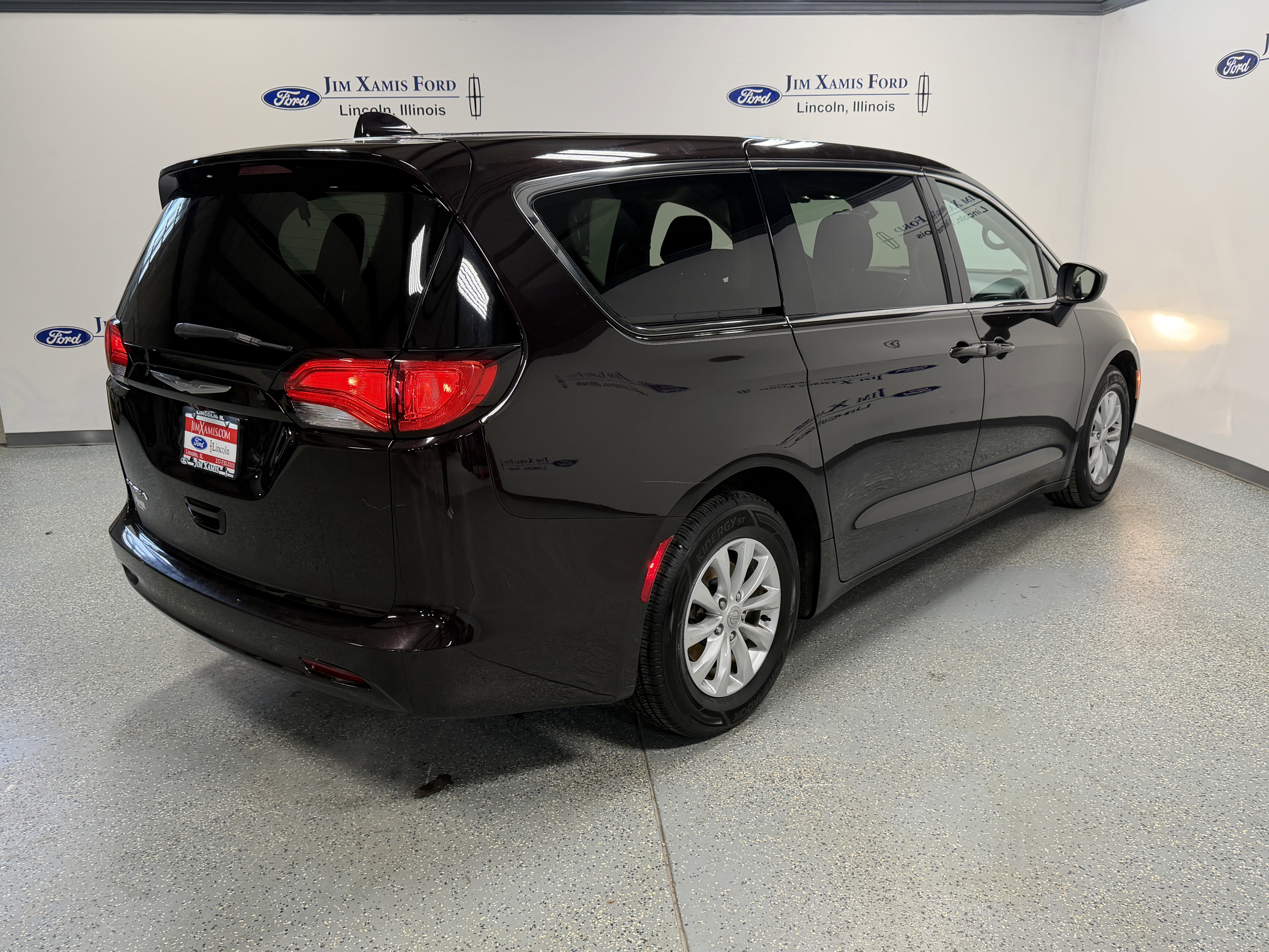 Used 2017 Chrysler Pacifica Touring w/ Tire & Wheel Group image 31