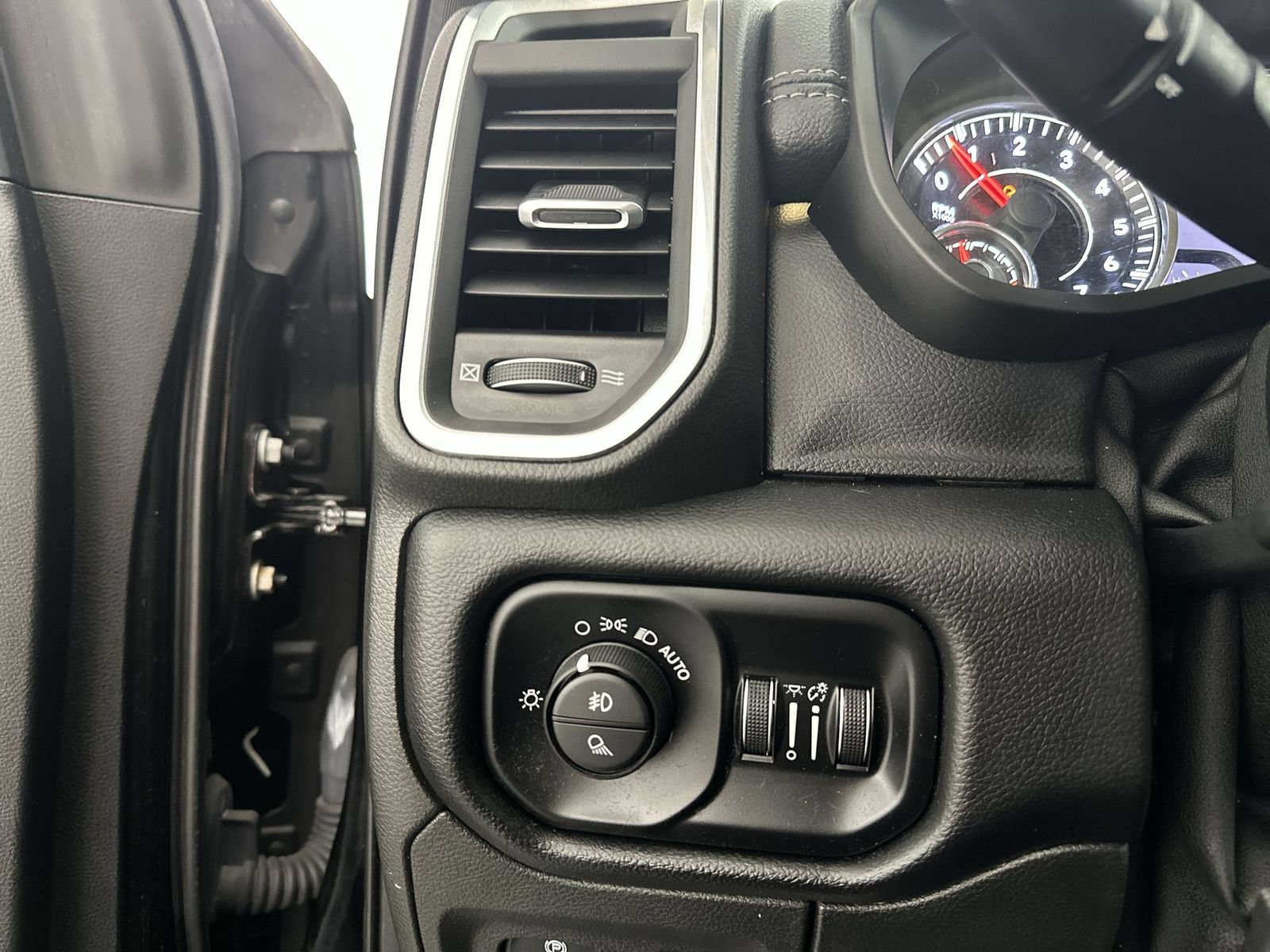 Used 2019 RAM 1500 Laramie AWD/4WD image 18