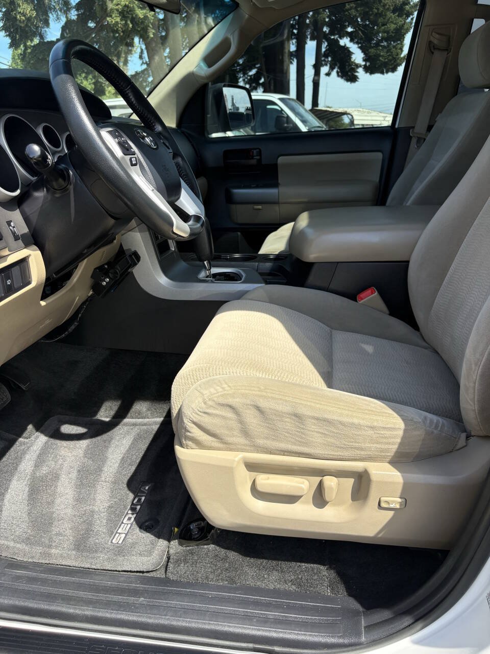 Used 2015 Toyota Sequoia SR5 AWD/4WD image 27