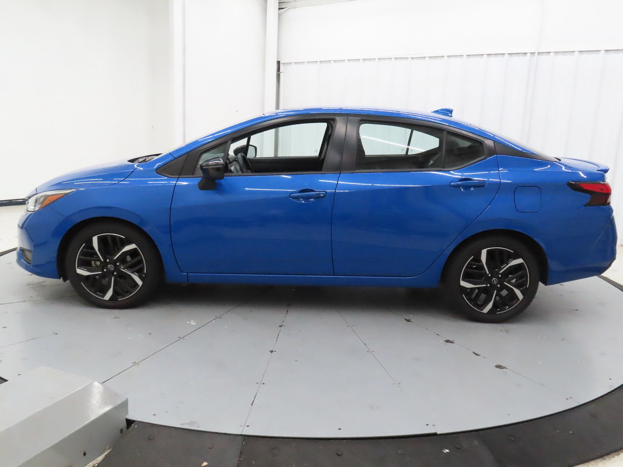 Used 2024 Nissan Versa SR FWD image 7